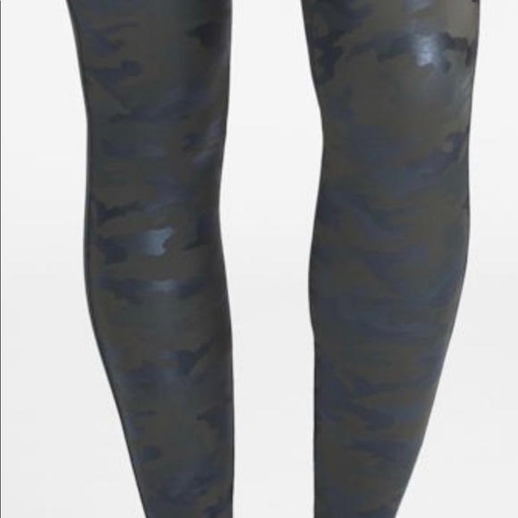 🔥 NWT SPANX FAUX LEATHER LEGGING CAMO GREEN XS - Picture 4 of 5